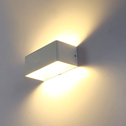 Moderne LED-Wandleuchte – Warmweißes Licht – Abstrahlwinkel nach oben und unten – Atmosphärenreich und energieeffizient